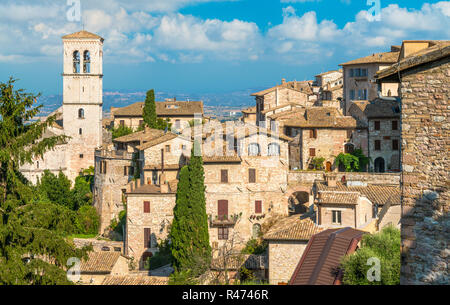 Soupir panoramique à Assise avec l'abbaye de Saint Pierre Bell Tower. L'Ombrie, Italie. Banque D'Images