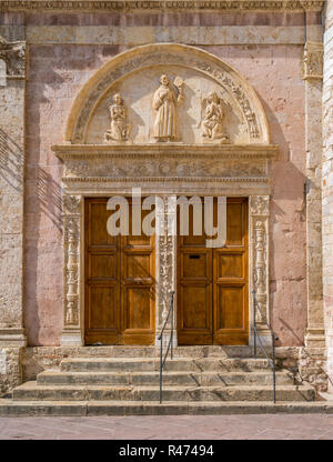 Bas-relief sur la Basilique de Saint François à Assise, en Ombrie, en Italie centrale. Banque D'Images