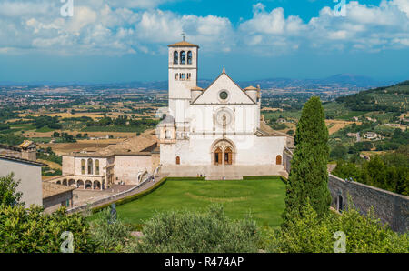 Basilique Saint François à assise sur une journée ensoleillée. L'Ombrie, en Italie centrale. Banque D'Images
