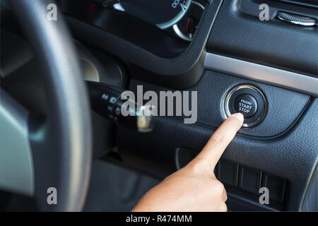 Main libre voiture poussant sur démarrer le moteur Banque D'Images