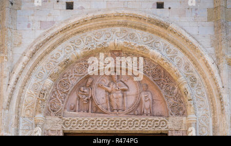 Bas relieft sur la porte principale de la cathédrale de San Rufino à Assise, en Ombrie, en Italie centrale. Banque D'Images