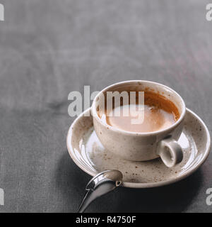 Macro photo. lumière tasse de café noir avec du chocolat sur la table rustique d'une hauteur. bokeh Banque D'Images