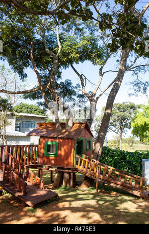 Maison de l'arbre en bois dans le jardin aux beaux jours d'été. Banque D'Images