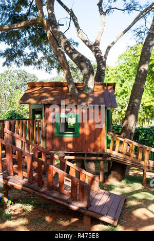 Maison de l'arbre en bois dans le jardin aux beaux jours d'été. Banque D'Images