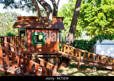 Maison de l'arbre en bois dans le jardin aux beaux jours d'été. Banque D'Images