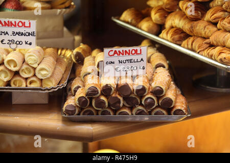 Cannoli remplis de Nutella dans une fenêtre de boulangerie à Bologne Banque D'Images