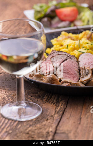 Vin blanc et filet de porc souabe avec spaetzle sur bois Banque D'Images