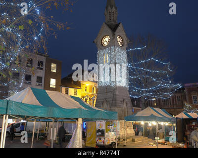 Vue sur la place du marché et de l'horloge à Aylesbury Buckinghamshire, par une nuit froide à Noël Banque D'Images