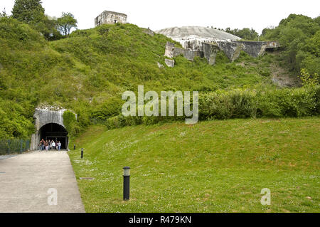 Les visiteurs qui entrent dans l'entrée principale de la coupole en béton souterrain construit à flanc de colline en soute où les nazis ont lancé leurs fusées V1 et V2 une Banque D'Images