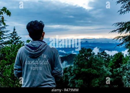 Regardant le Ciel de coucher du soleil à partir du haut de la réserve faunique de Binsar, Dak Bunglow, saison des pluies Banque D'Images