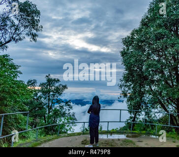 Regardant le Ciel de coucher du soleil à partir du haut de la réserve faunique de Binsar, Dak Bunglow, saison des pluies Banque D'Images