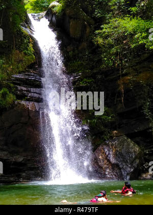 Bhalu Gaad Cascade, après une longue randonnée à travers la forêt, natation, Mukteshwar, Uttarakhand Banque D'Images