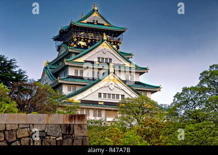 Château d'Osaka au Japon, au coucher du soleil Banque D'Images