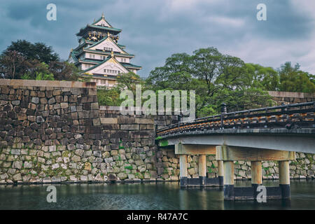 Château d'Osaka au Japon, au coucher du soleil Banque D'Images
