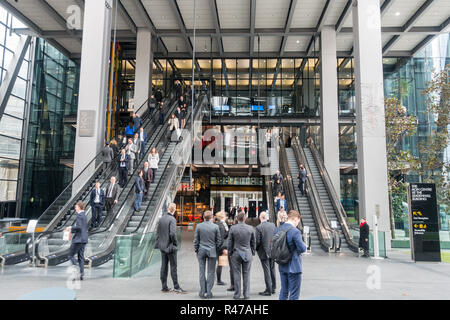 Bowellism l'architecture, les gens d'affaires, foule, escalators, iconic london gratte-ciel, Bâtiment, assurance, Inside-Out quartier financier de Londres, Londres Uk, Loyds, Loyd's Building, l'Aon Center, le Leadenhall Building Banque D'Images