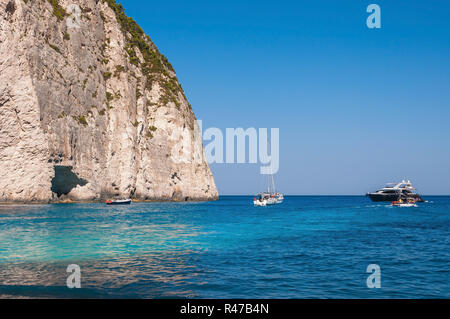 Yachts amarrés à la plage de navagio sur l'île de Zakynthos Banque D'Images