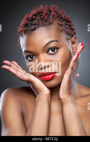 La beauté noire avec de courts cheveux hérissés Banque D'Images