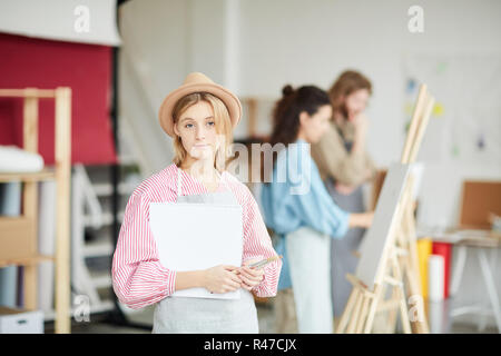 Girl with painting supplies Banque D'Images