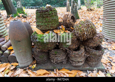 Des obus et autres débris de guerre entassés dans Sanctuary Wood, Ypres Banque D'Images