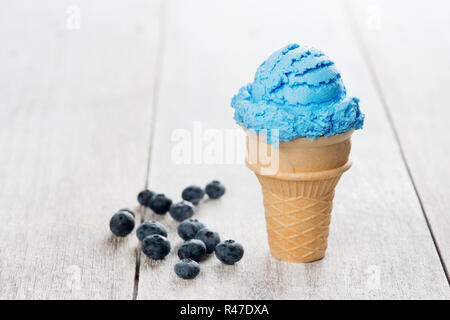 Blue Ice cream en cornet gaufré Banque D'Images