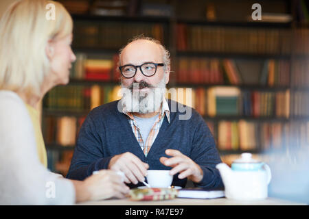 Colleagues talking Banque D'Images