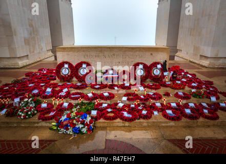 Des couronnes de coquelicots en pierre du souvenir à Thiepval mémorial aux disparus à l'occasion du centenaire de l'Armistice Banque D'Images