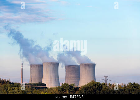 Les tours de refroidissement à la centrale nucléaire Banque D'Images