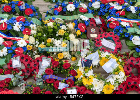 Tributs floraux au Mémorial National Australien et mémorial aux disparus de l'Australie à l'occasion du centenaire de l'Armistice, Villers-Bretonneux, France Banque D'Images