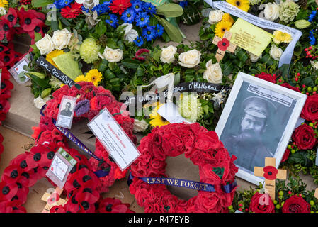 Tributs floraux au Mémorial National Australien et mémorial aux disparus de l'Australie à l'occasion du centenaire de l'Armistice, Villers-Bretonneux, France Banque D'Images