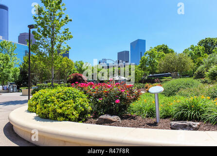 Belle vue du centre-ville de parc avec des fleurs et des arbres au premier plan sur Atlanta skyline Banque D'Images