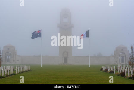 Mémorial National Australien et mémorial aux disparus de l'Australie avec le cimetière militaire britannique à Villers-Bretonneux Banque D'Images