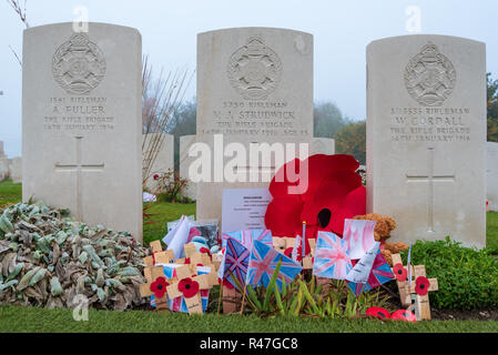 L'Essex Farm Cemetery, tombe de Rifleman Valentine Joe Strudwick (centre) de 15 ans, l'une des plus jeunes victimes de l'armée britannique Banque D'Images