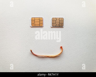 Deux cartes micro SIM allongé en forme de visage souriant Banque D'Images