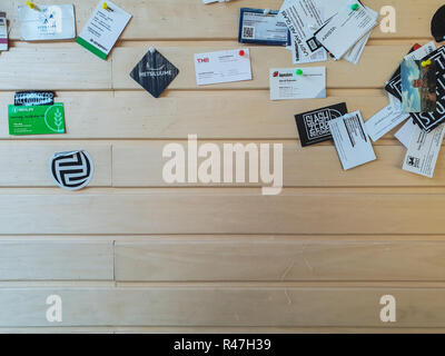 TALLINN, ESTONIE - MAI 2018 - Un grand nombre de cartes d'affaires sont attachées à un mur en bois avec un copyspace Banque D'Images