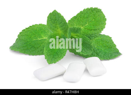 C'est une feuille de menthe et trois patins de chewing-gum isolé sur fond blanc. Banque D'Images