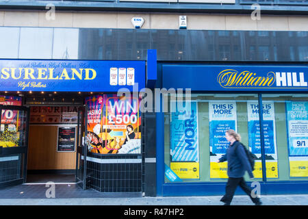 Centre-ville, des boutiques de jeu bookmakers, prospérant dans une économie pauvre. Bradford, West Yorkshire, Royaume-Uni Banque D'Images