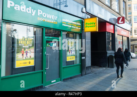 Centre-ville, des boutiques de jeu bookmakers, prospérant dans une économie pauvre. Bradford, West Yorkshire, Royaume-Uni Banque D'Images