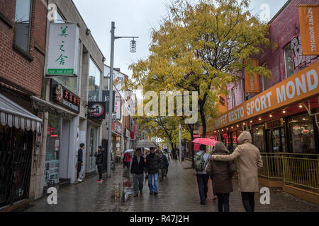 Montréal, Canada - le 3 novembre 2018 : Rue de la Gauchetiere Street, à Chinatown, bondé avec les consommateurs. C'est le district de ethnique chinoise la secon Banque D'Images