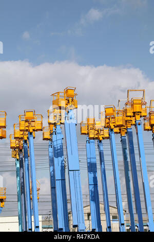 Cherry picker plate-forme contre un ciel bleu Banque D'Images