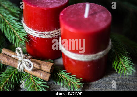 Fond d'hiver avec des branches de sapin, des bougies et des bâtons de cannelle sur planche de bois. Noël et Nouvel An carte de vœux. Banque D'Images