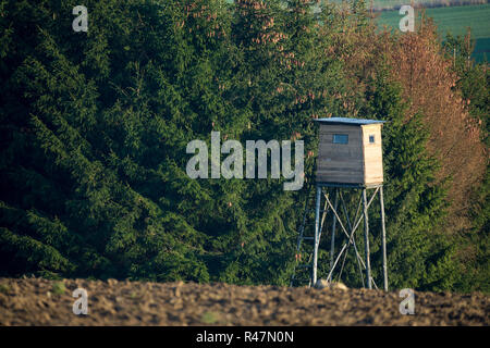 Les chasseurs en bois, assise haute tour de chasse Banque D'Images