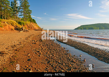 Plage rocheuse en début de soirée Banque D'Images