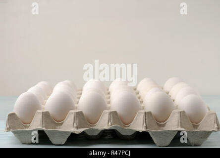 Trente œufs frais dans le magasin . Les bacs sont généralement utilisé pour stocker des oeufs frais dans les fermes ou dans les marchés de producteurs. Banque D'Images