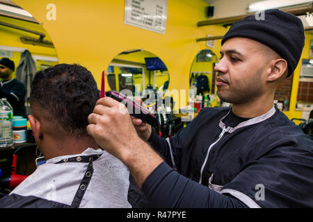 Salon de coiffure à son client une coupe, dans un salon de coiffure Banque D'Images