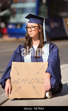 Chômeurs diplômés graves avec Sign Banque D'Images