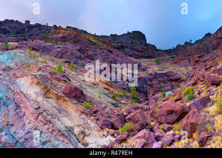 Bel escarpement de faille fait des oxydes de fer dans la partie ouest de Gran Canaria près de los Azulejos de Veneguara Banque D'Images