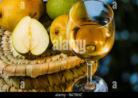 Poires mûres appétissantes et verre de vin Banque D'Images