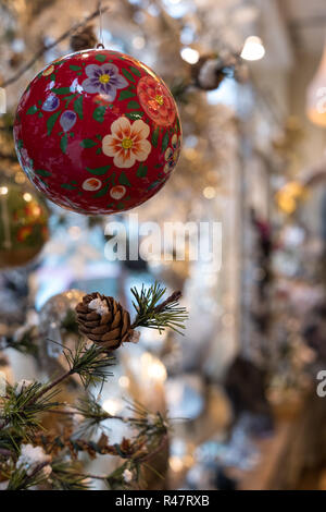 Décorations de Noël. Bauble hanging de arbre de Noël, photographié à VV Rouleaux mercerie boutique, Marylebone Lane, London UK Banque D'Images