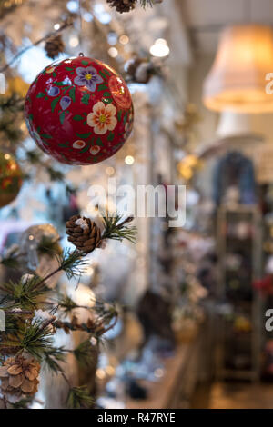 Décorations de Noël. Bauble hanging de arbre de Noël, photographié à VV Rouleaux mercerie boutique, Marylebone Lane, London UK Banque D'Images