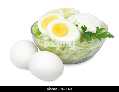 Bol en verre avec une salade de chou à la coque et la crème sure isolé sur fond blanc. Banque D'Images